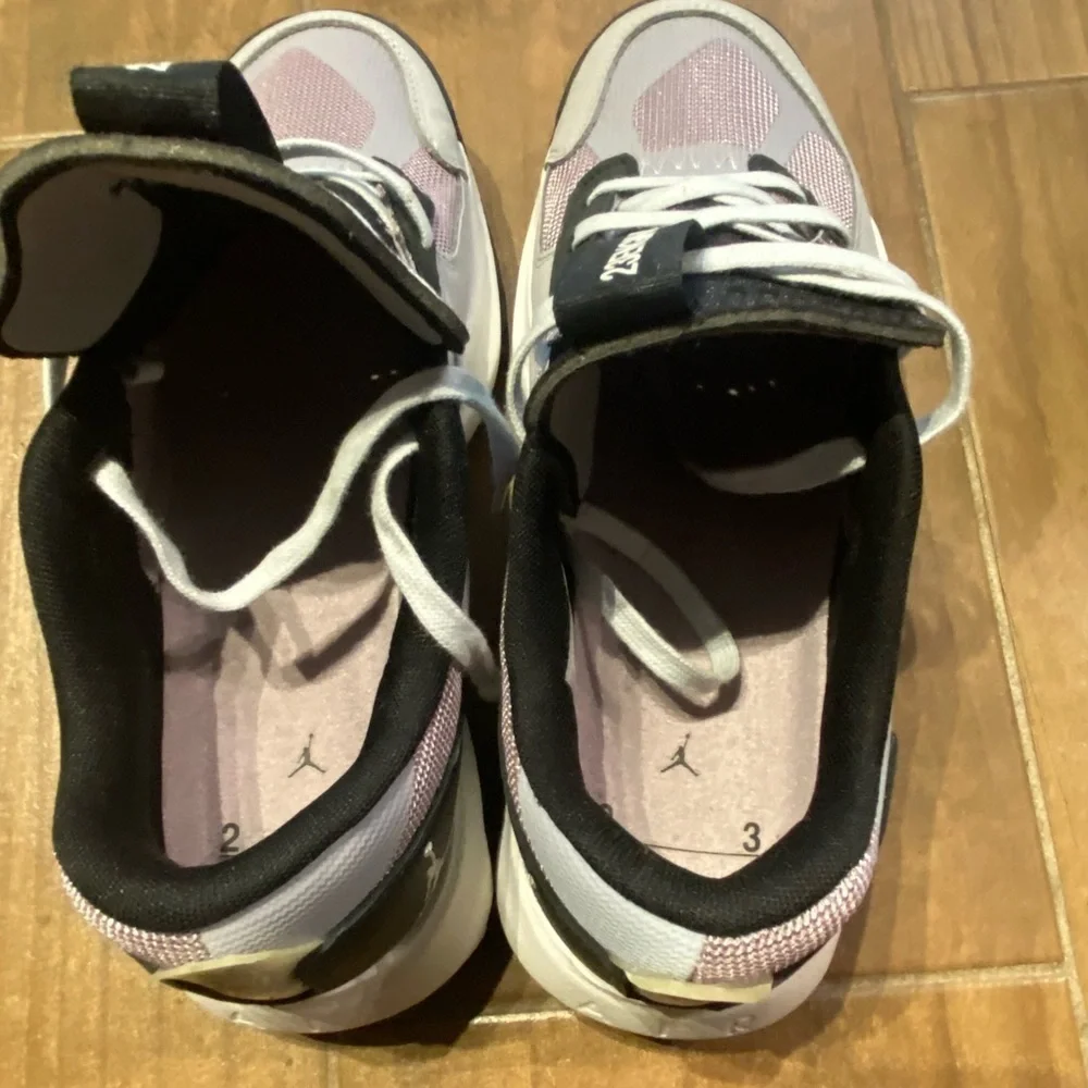 *Like New* Jordan Air 200E Women’s Size 10